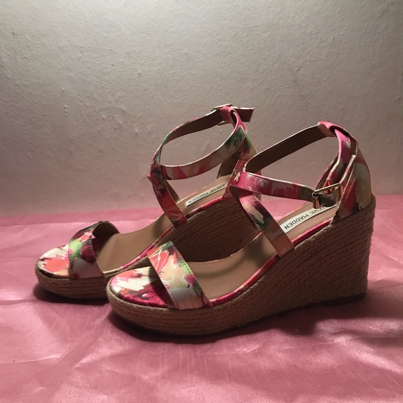 Steve Madden Wedge Flowers Sandals. - Picture 7 of 8